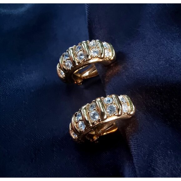 Vintage SWAROVSKI Signed Clear Rhinetones Half Hoop Clip On Earrings Gold Tone - Picture 4 of 10